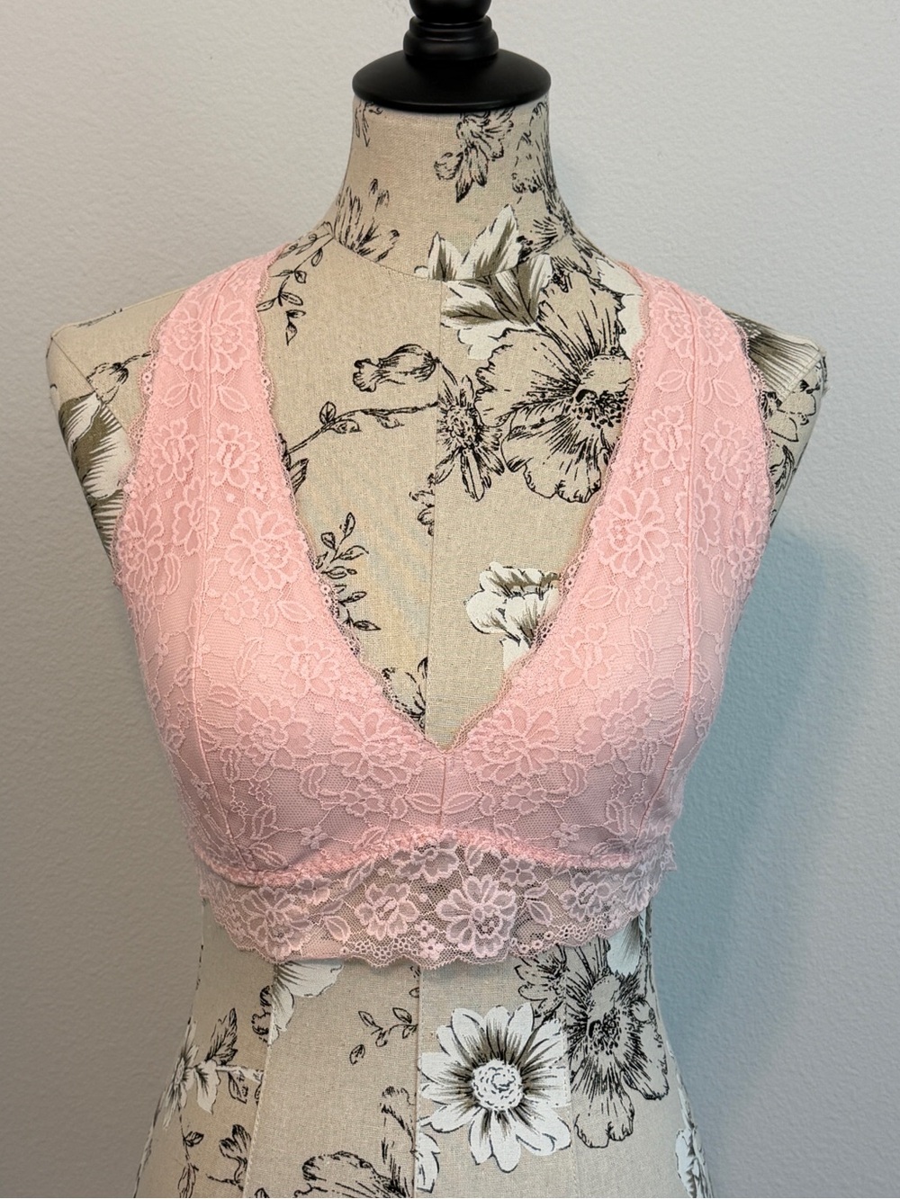 Gilly Hicks Lace V‑Neck Bralette in Light Pink